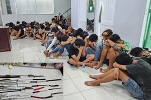 46 thanh thiếu niên mang dao, kiếm chuẩn bị đánh nhau thì bị bắt