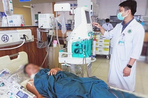 Một bệnh nhân bị ngộ độc nặng đang được điều trị tích cực tại Bệnh viện đa khoa trung tâm An Giang. Ảnh: CTV