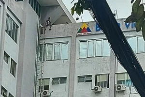 Giải cứu thanh niên nghi ngáo đá trèo lên tầng thượng bệnh viện 