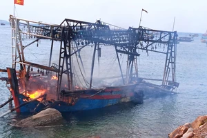 Cháy rụi tàu cá ở xã đảo Thổ Châu, thiệt hại 15 tỷ đồng