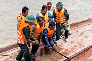 Cứu 4 người trên sà lan chở đá chìm ngoài cửa biển Kiên Giang