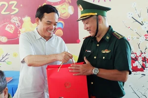 Phó Thủ tướng Trần Lưu Quang kiểm tra “điểm nóng” buôn lậu trên biên giới Tây Nam 