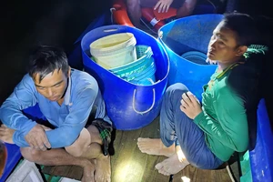 Bộ đội Biên phòng Kiên Giang cứu 5 người bị lật tàu cá trên biển