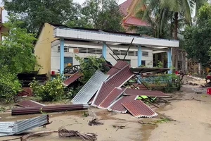 An Giang, Kiên Giang: Mưa gió lớn làm sạt lở đất, nhà tốc mái, 13 người bị thương