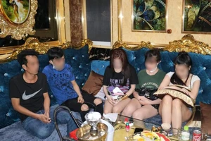 Phú Quốc: Phát hiện 7 thanh niên thuê phòng karaoke sử dụng ma túy