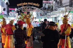 Giải tán các nhóm “thầy trò Đường Tăng” làm tiền du khách ở Phú Quốc