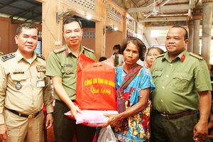 Khám bệnh, phát thuốc, tặng quà cho 600 người dân khó khăn Campuchia