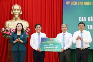 Phó Chủ tịch nước thăm, tặng quà gia đình chính sách tỉnh An Giang