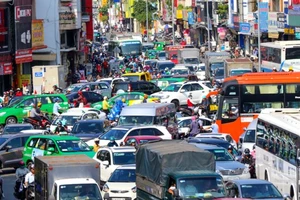 Một vụ ùn tắc giao thông trên đường Trường Sơn (quận Tân Bình) 