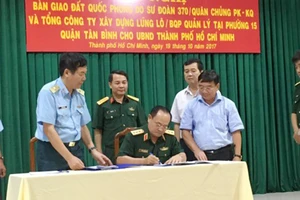 Thượng tướng Nguyễn Phương Nam, Phó Tổng tham mưu Trưởng Quân đội nhân dân Việt Nam ký biên bản bàn giao đất cho UBND TPHCM 