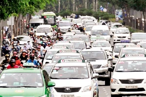 Phương tiện giao thông nối đuôi nhau qua khu vực phía trước sân bay Tân Sơn Nhất 