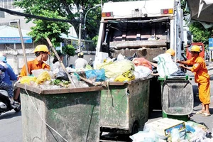 Quận Bình Thạnh chịu trách nhiệm thu gom chất thải gây ngập đường Nguyễn Hữu Cảnh