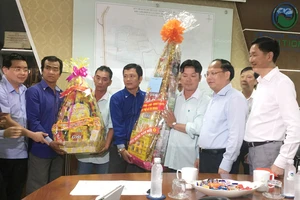Lãnh đạo TP tặng quà cho Ban lãnh đạo và công nhân viên bãi rác Đa Phước