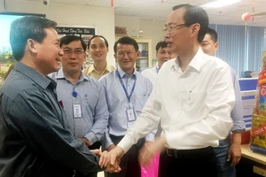Phó Chủ tịch Thường trực UBND TPHCM Lê Thanh Liêm thăm, chúc tết công nhân ngành điện trực đêm 30 