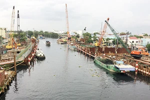 Công trình cống kiểm soát triều Phú Định, quận 8 đang được thi công