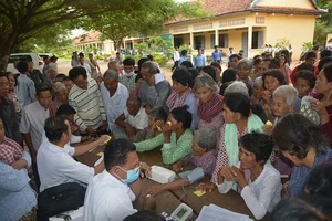 Đoàn y bác sĩ TPHCM khám chữa bệnh và phát thuốc miễn phí cho người dân Campuchia