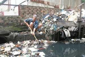 Không xả rác ra đường và kênh rạch, vì thành phố sạch và giảm ngập nước