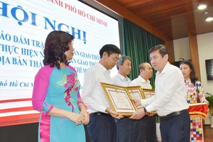 Chủ tịch UBND TPHCM Nguyễn Thành Phong trao tặng bằng khen cho các đơn vị tại hội nghị
