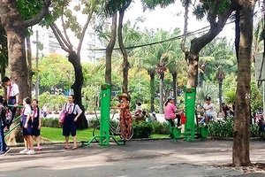 Người dân sinh hoạt vui chơi tại Công viên 23-9.