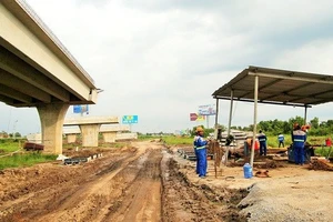 Ký hợp đồng xây dựng dự án cao tốc Trung Lương - Mỹ Thuận