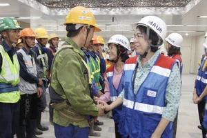 Thăm, tặng quà công nhân khó khăn đang thi công dự án metro số 1 tuyến Bến Thành - Suối Tiên ​