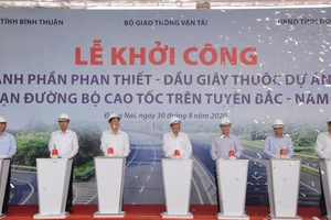 Phó Thủ tướng Thường trực Trương Hòa Bình cùng các đồng chí lãnh đạo nhấn nút khởi công dự án cao tốc Dầu Giây - Phan Thiết