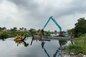 Tổ hợp hiện đại trên sông rạch TPHCM “gắp” hơn 5 tấn rác/giờ