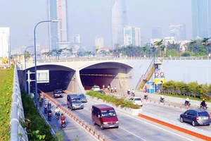 Cấm lưu thông qua hầm sông Sài Gòn và nhiều tuyến đường trung tâm 