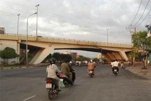Cấm xe lưu thông qua cầu vượt Nguyễn Hữu Cảnh 6 tháng