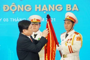 Thừa ủy quyền Chủ tịch nước, đồng chí Nguyễn Thành Phong trao Huân chương Lao động hạng Ba cho Sở Giao thông Vận tải TPHCM