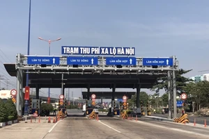 Vì sao trạm thu phí xa lộ Hà Nội thu phí trở lại?