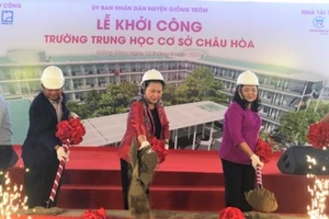 Nguyên Chủ tịch Quốc hội Nguyễn Thị Kim Ngân thực hiện nghi thức khởi công xây dựng Trường THCS Châu Hòa