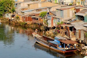 Hơn 3.500 căn nhà ven kênh rạch có nguy cơ sạt xuống sông, rạch