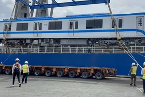 Hai đoàn tàu số 6, 7 ​của tuyến metro số 1 đã cập cảng Khánh Hội