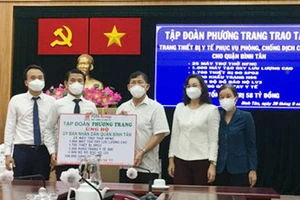 Tập đoàn Phương Trang trao tặng hàng ngàn trang thiết bị y tế hỗ trợ quận Bình Tân phòng, chống dịch Covid-19. Ảnh: QUỐC HÙNG