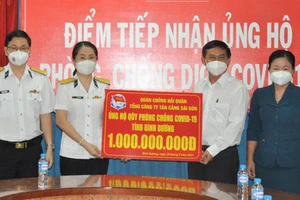 Đại diện Tổng Công ty Tân cảng Sài Gòn trao bảng tượng trưng ủng hộ Quỹ phòng, chống Covid-19 tỉnh Bình Dương. Ảnh: Tân Cảng Sài Gòn