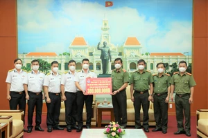 Tổng Công ty Tân cảng Sài Gòn​ hỗ trợ Công an TPHCM kinh phí phòng, chống Covid-19 ​
