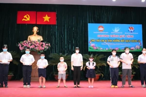 Tổng Công ty Tân Cảng Sài Gòn tặng 700 triệu đồng cho 350 trẻ em mồ côi do dịch Covid-19. Ảnh: CÔNG HOAN