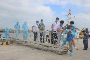 Tổng công ty Tân Cảng Sài Gòn đưa ngư dân bị nạn ​về đất liền an toàn ​