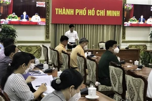Giám đốc Sở GTVT TPHCM Trần Quang Lâm báo cáo tình hình an toàn giao thông trên địa bàn TPHCM tại hội nghị. Ảnh: QUỐC hÙNG