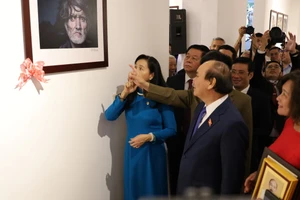 Chủ tịch nước Nguyễn Xuân Phúc cắt băng khai mạc triển lãm Ảnh nghệ thuật Quốc tế lần thứ 11