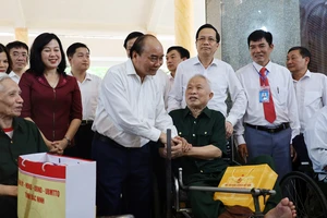 Chủ tịch nước Nguyễn Xuân Phúc thăm, tặng quà Trung tâm Điều dưỡng Thương binh Thuận Thành. Ảnh: QUỐC HÙNG