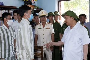 Chủ tịch nước Nguyễn Xuân Phúc kiểm tra công tác đặc xá năm 2022