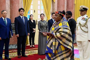 Chủ tịch nước Nguyễn Xuân Phúc tiếp Đại sứ các nước đến trình Quốc thư