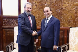 Chủ tịch nước Nguyễn Xuân Phúc tiếp cựu Thủ tướng Israel, ông Ehud Barak đang có chuyến thăm, làm việc tại Việt Nam. Ảnh: QUẾ SƠN