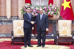 Chủ tịch nước Nguyễn Xuân Phúc tiếp Viện trưởng Viện Kiểm sát nhân dân tối cao Lào Xayxana Khotphouthone