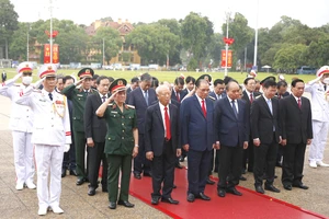 Đoàn đại biểu lãnh đạo Đảng và Nhà nước vào Lăng viếng Chủ tịch Hồ Chí Minh nhân dịp kỷ niệm 77 năm Cách mạng Tháng Tám và Quốc khánh 2-9. Ảnh: VIẾT CHUNG