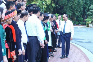Chủ tịch nước Nguyễn Xuân Phúc gặp mặt Đoàn đại biểu người dân tộc thiểu số tiêu biểu tỉnh Cao Bằng​ 