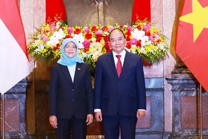 Chủ tịch nước Nguyễn Xuân Phúc chủ trì lễ đón Tổng thống Singapore Halimah Yacob