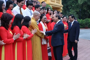 Chủ tịch nước Nguyễn Xuân Phúc gặp mặt đoàn đại biểu điển hình tiên tiến tỉnh Vĩnh Long
